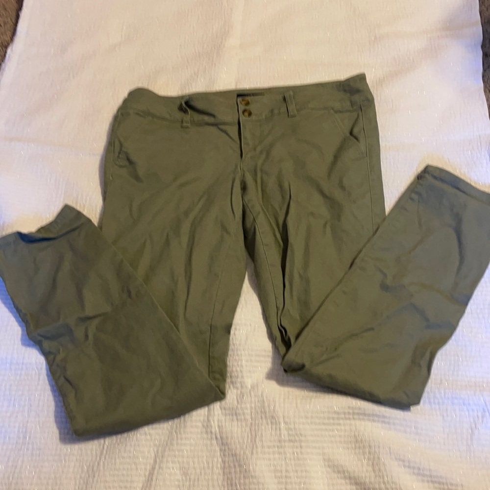 American Eagle skinny green khaki pants